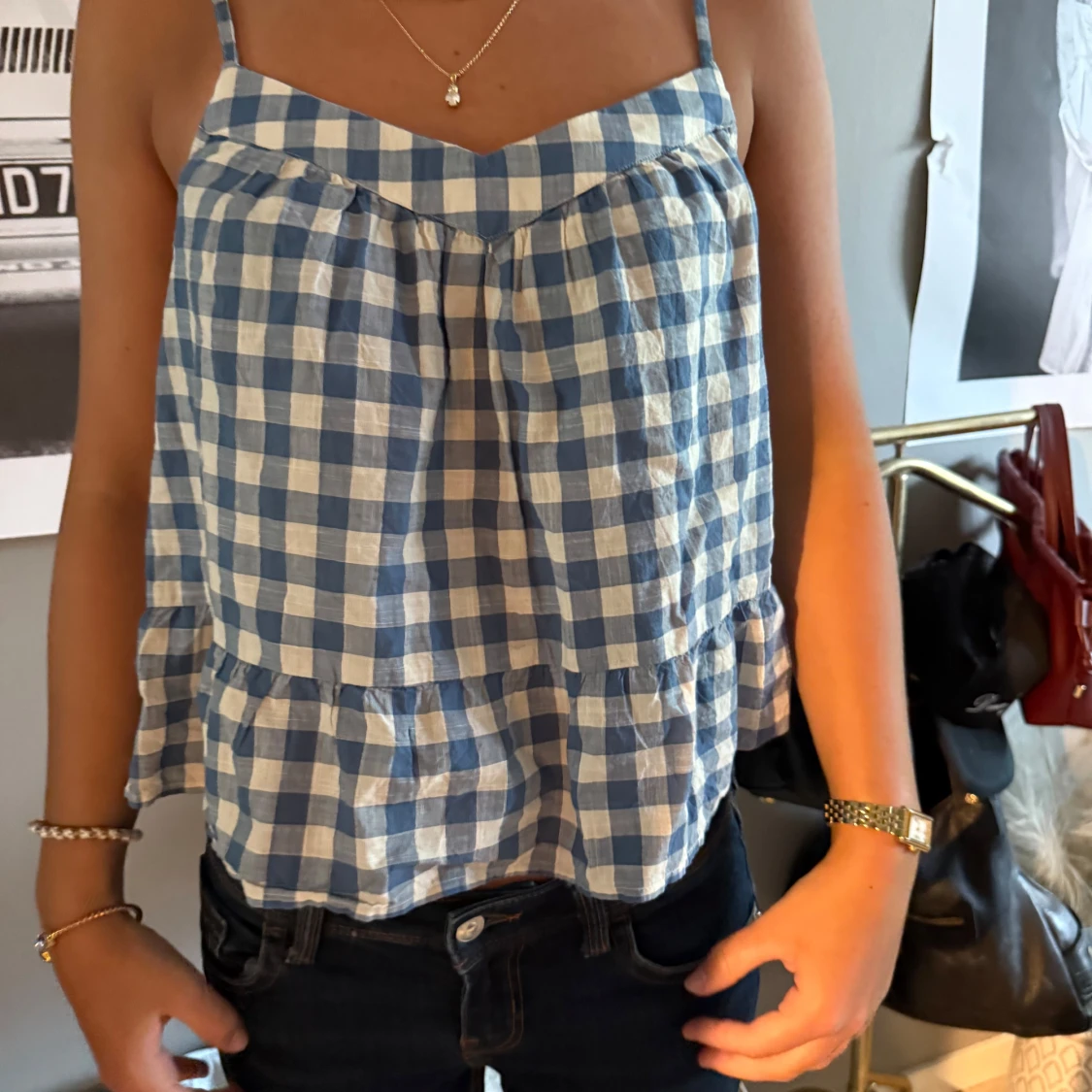 Blåvit rutig linnetopp med volang från GAP