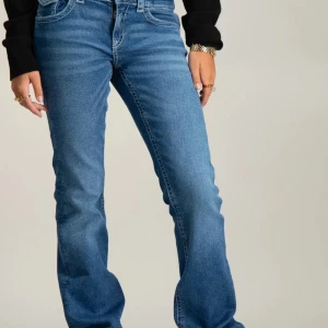 Gina tricot jeans - Blåa lågmidjade jeans från Gina Young, knappt använda så är fortfarande i väldigt bra skick!