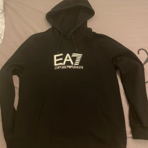 EA7 Hoodie - Den är en ny tröja som köptes för 2 veckor sedan, är i mycket bra skick inga diffekter, finns även kvitto om det skulle behövas 