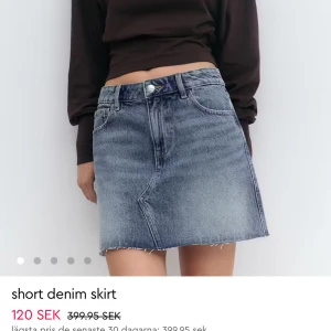 Blå jeanskjol från ginatricot🩵 - Säljer denna jättesnygga jeanskjol med snygga detaljer på fickorna där bak, köpt från Gina Tricot i strl 38 för att den var lite för liten på mig! Prislapp sitter kvar & de är endast testade!🩵🩵Skriv privat vid frågor! Går bra att använda köp nu!🩵