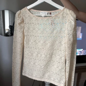 Spetsblus i beige från Holly & Whyte - Supersöt beige spetsblus från Lindex i storlek XS. Blusen har långärmade puffärmar. Säljer för att den inte passar. 💞