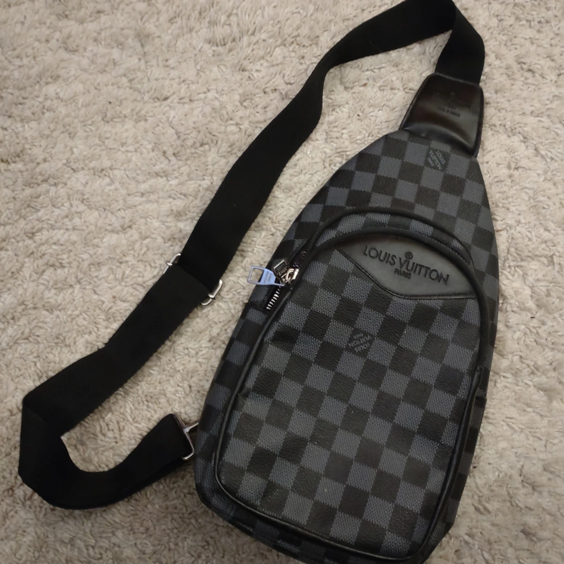 Som ny crossbody avenue sling väska