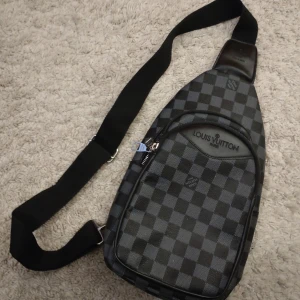 Som ny crossbody avenue sling väska - Som ny aldrig använd crossbody avenue sling väska. Kan bäras både fram eller på ryggen. Kommer från pedantiskt djur och rökfritt hem