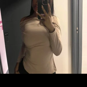 Beige offshoulder topp - Skriv för fler bilder 