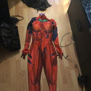 Asuka langley plugsuit  - Säljer då den inte passar mig || den har små hål på ena tummarna så man ska kunna använda sin mobil, men märks inte || väldigt stretchig || enkel dragkedja på baksidan || kontakta för mer bilder || kontakta innan du köper 
