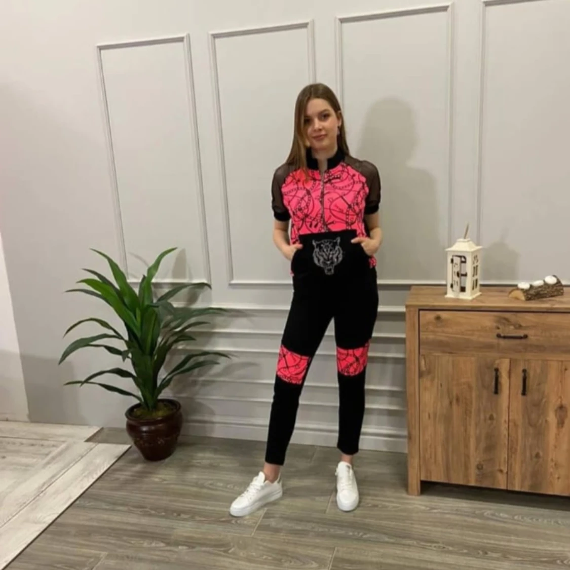 Svart och rosa hoodie från Karen's med byxor