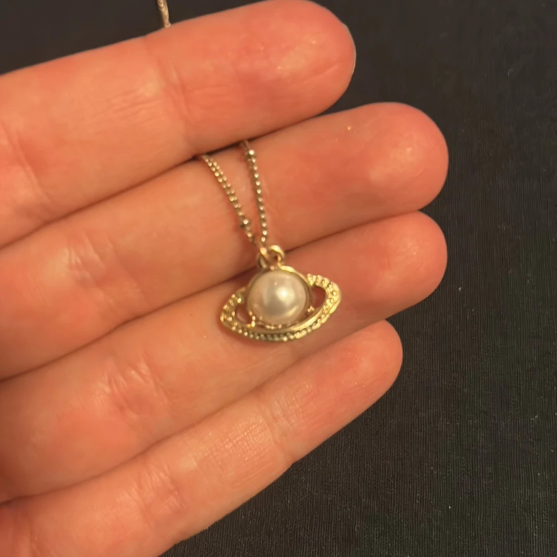 Guldigt halsband med planetberlock - 2