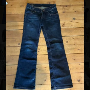 Mörkblå bootcut jeans från Lee - Snygga mörkblå jeans från Lee med klassisk bootcut-passform.