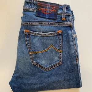 Blåa Jacob Cohen jeans 688 31 - Blåa Jacob Cohen jeans //  Mycket bra skick //  Modell 688 // storlek 31  Mått Längd 108cm Midjebredd 38cm Benöppning 17,5cm Skriv vid minsta fråga eller fundering💯🤝