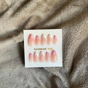 Press on nails - Fina egen gjorda press on nails med rosa tema🌸  Mått är. Lillfinger 8,5 mm, ringfinger 11mm, långfinger 12/13 mm, pekfinger 10mm, tumme 15mm Se exempel bild på hur du mäter på sista bilden☺️