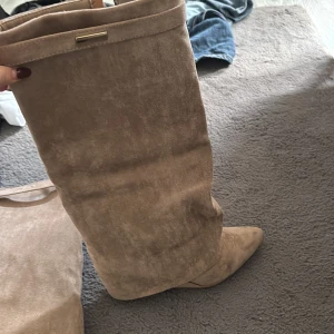 Boots - Säljer mina favorit boots! På en av skorna har det guldiga trillat. (Bild 2) men inget man lägger särskild märke till. Jätte sköna och är i storlek 39! 
