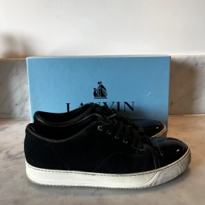 Lanvin skor  - Tjena, säljer nu mina Lanvin skor. De är slitna och har används en hel del, men det finns fortfarande en hel del liv kvar i dem. Skick 6/10. Nypris 4500kr! Hör gärna av er om ni har några funderingar 🙌