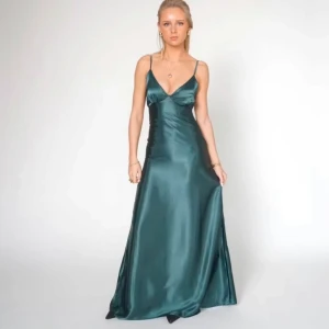 Grön balklänning  - En mörkgrön balklänning i satin ifrån By-Stina clothes. Har använts en gång. 