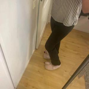 Svarta bootcut jeans - Säljer ett par svarta jeans med bootcut-modell och klassisk femficksdesign. Jeansen har normal passform och är tillverkade i ett stretchigt jeanstyg som sitter snyggt över höfterna och låren. Perfekta för dig som gillar en tidlös look med lite utsvängda ben.