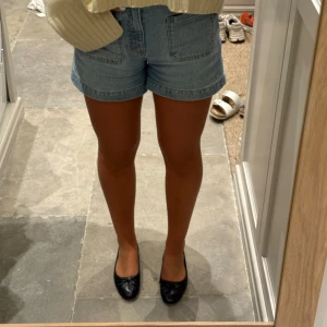 Svarta anna field balerina - Söta anna feild balerina skor som aldrig kommit till användning. Nypris 299 kr, storlek 27. Gjorda av ett glansigt skin med lite djur mönster. 