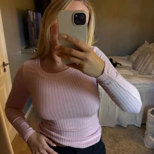 Rosa ribbad långärmad tröja Even&Odd - Supersöt ljusrosa långärmad tröja från Even&Odd med ribbad struktur och rund hals. Sitter snyggt och har en slim passform som framhäver figuren. Perfekt att styla med jeans eller kjol för en chill look.