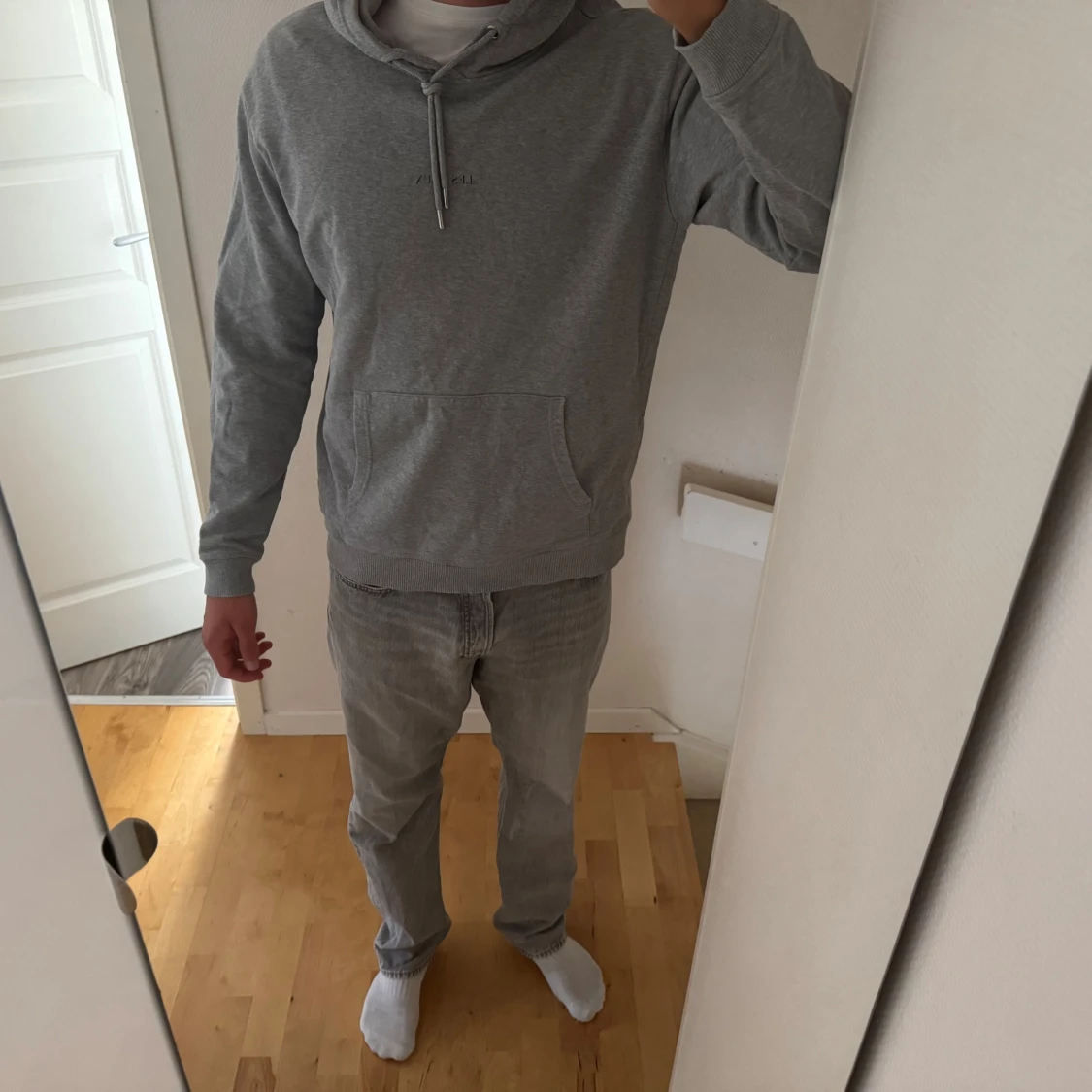 Grå hoodie från Les Deux - 1