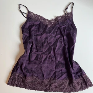 Lila linnetopp med spetsdetaljer - Så fin lila linnetopp med tunna axelband och spets! Funkar perfekt både för finare tillfällen men också som pyjamaslinne💓Storleken ska vara L, men sitter snarare som en S