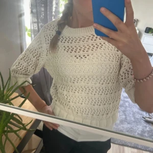 Vit stickad tröja från Amisu XS - Säljer en vit stickad tröja från Amisu i storlek XS. Tröjan har ett luftigt, virkat mönster och ribbade muddar vid ärmslut och nederkant. Perfekt till jeans och nu i höst!!