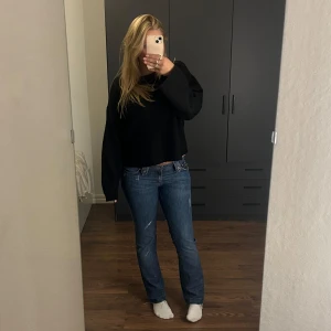 D&G bootcut jeans låg midja blå - Säljer ett par blå jeans från Dolce & Gabbana med låg midja och bootcut. Det står ingen storlek men sitter tajt på mig som oftast har W27/28 så skulle ksk gissa att de är W26/25💗hör av er vid frågor eller fler bilder💗