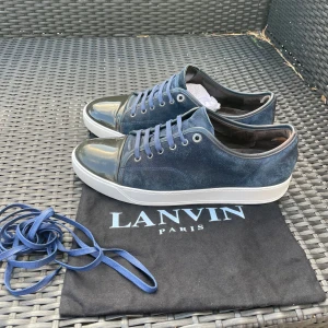 Mörkblåa lanvin  - Säljer nu dessa Mörkblåa lanvin cap toe i uk 10 där dustbag, extra skosnören ingår. Skorna är överlag i fint skick och är detaljfixade med whitner grena i syfta att dem ska bli fräscha vid sulan och det håller bra, skriv för fler bilder/frågor🙌🏼