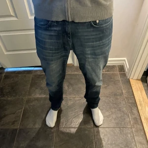 Blå jeans från BLK DNM straight fit - Snygga blå jeans från BLK DNM med klassisk femficksmodell och raka ben. Jeansen har en lätt tvättad look med ljusare partier på låren och normal passform. Perfekta för dig som gillar en stilren och avslappnad vibe. Pris går att diskutera!!!