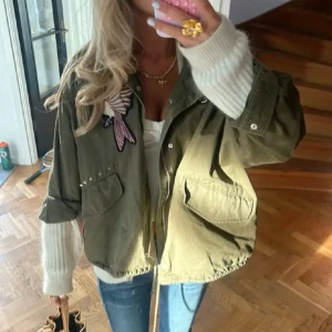 Grön jacka  - Snygg grön overshirt med coola broderingae. 