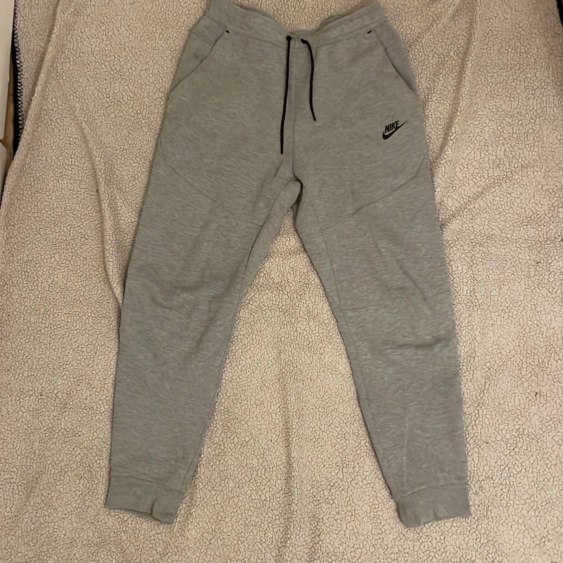 Gråa Nike tech byxor - stl M - 1