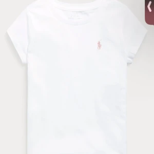 Vit t-shirt från Polo Ralph Lauren - Vit t-shirt från Polo Ralph Lauren med klassisk rund hals och korta ärmar.  Tillverkad i mjuk bomull, den är i storlek 159 cm men passar mig som har xs, Prislappen är kvar , tryck gärna på ”köp nu” ❣️