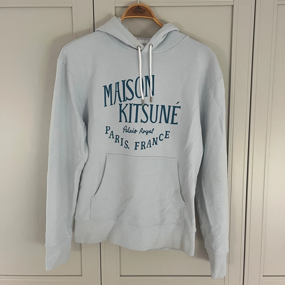 Ljusblå hoodie Maison Kitsuné