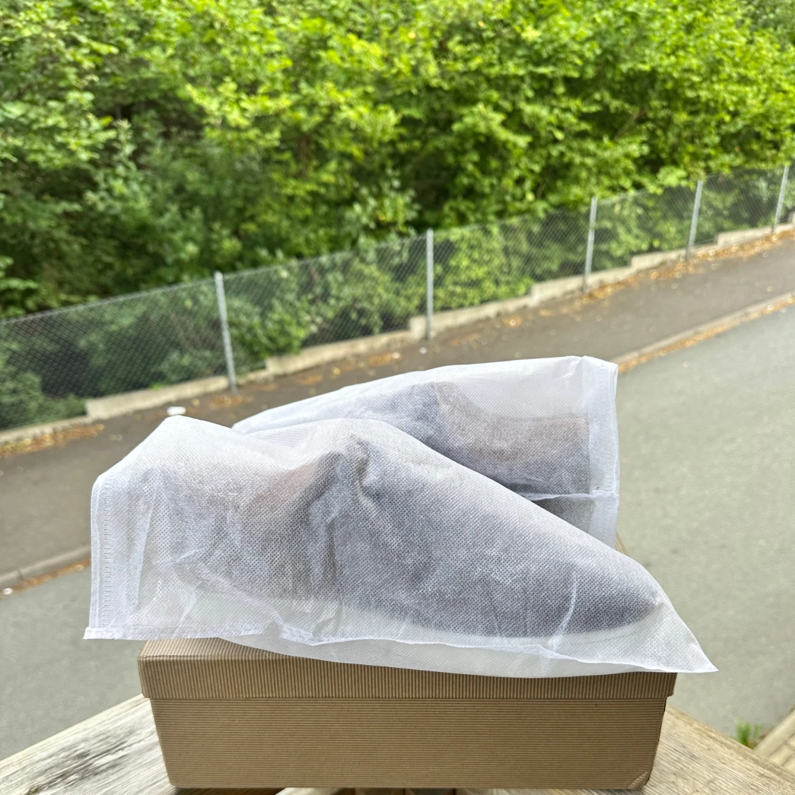 Grå mocka sneakers från Louboutin - 4