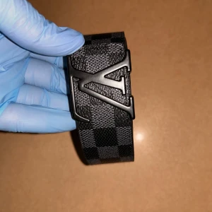 Bälte - Ett fint svart och grå rutigt bälte. Brun/ beige på insidan. Hör av er om ni har frågor😇