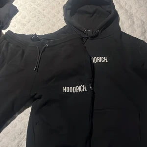 Hoodrich dress - Svart mjukis dress från hoodrich! säljer pga växt ur dem! inga skador och ingen syn på användning!