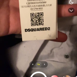 Svarta slim jeans från Dsquared2 - Snygga svarta slim fit jeans från Dsquared2 med coolt tvättad look och klassisk femficksmodell. Jeansen har en röd patch med logga bak i midjan och är tillverkade i mjukt denimtyg. Perfekta för dig som gillar streetwear och vill sticka ut 