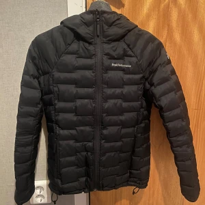 Svart dunjacka Peak Performance - Höst/vårjacka i storlek XS 600kr