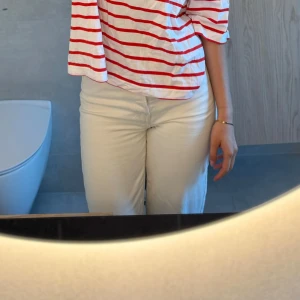 Vita jeans - Snygga vita jeansbyxor med rak passform och klassisk design. Perfekta för en clean och fräsch look, passar till det mesta i garderoben. Tillverkade i bomull för en skön känsla hela dagen.