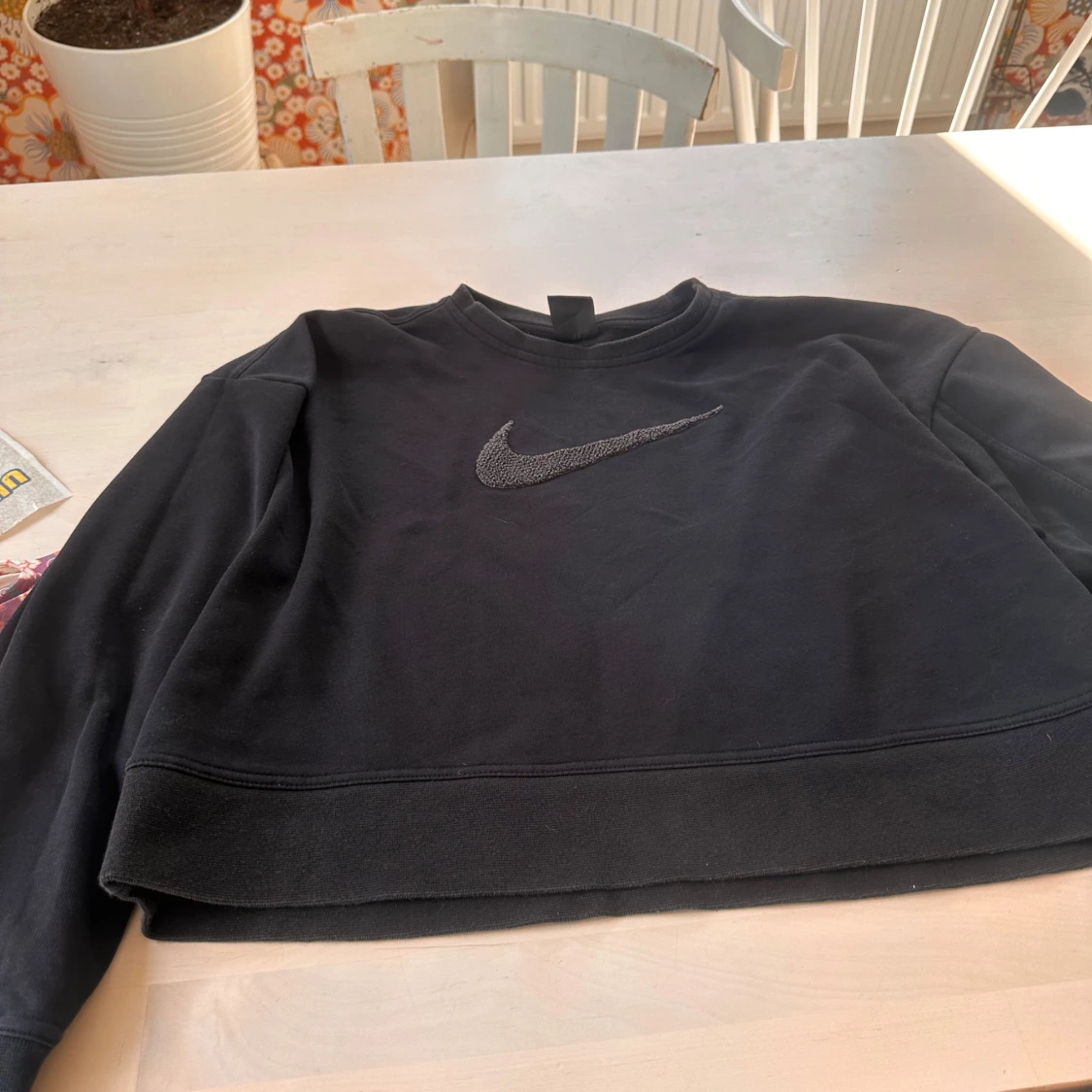 Svart croppad sweatshirt från Nike