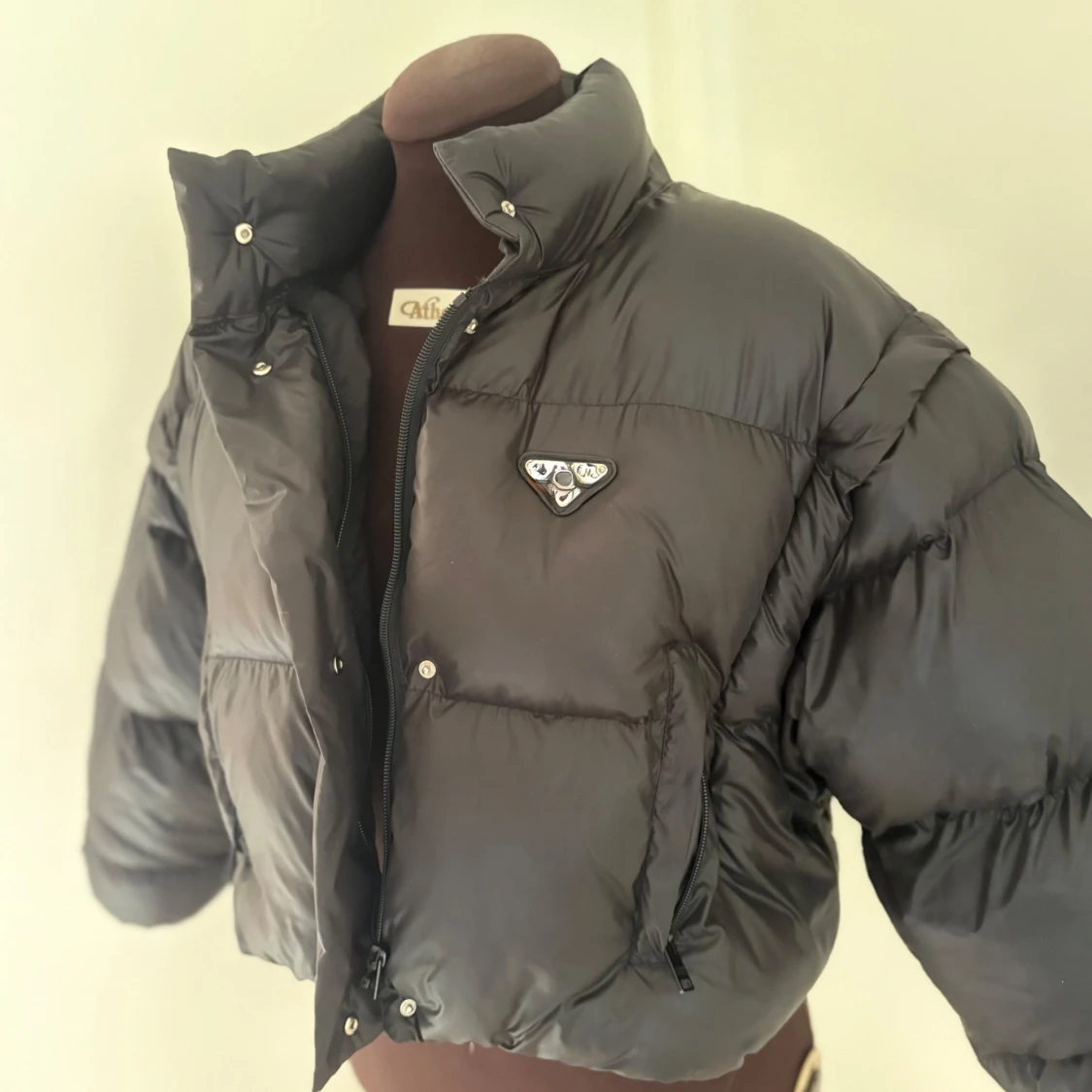 Svart croppad pufferjacka  - 1