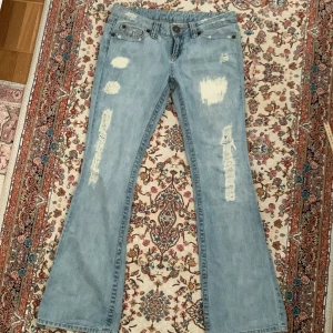 Jeans med slitningar - Fina jeans med inga skador. Måtten finns i bilderna!