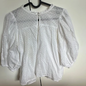 Vit blus - Söt vit blus från Kappahl i storlek S