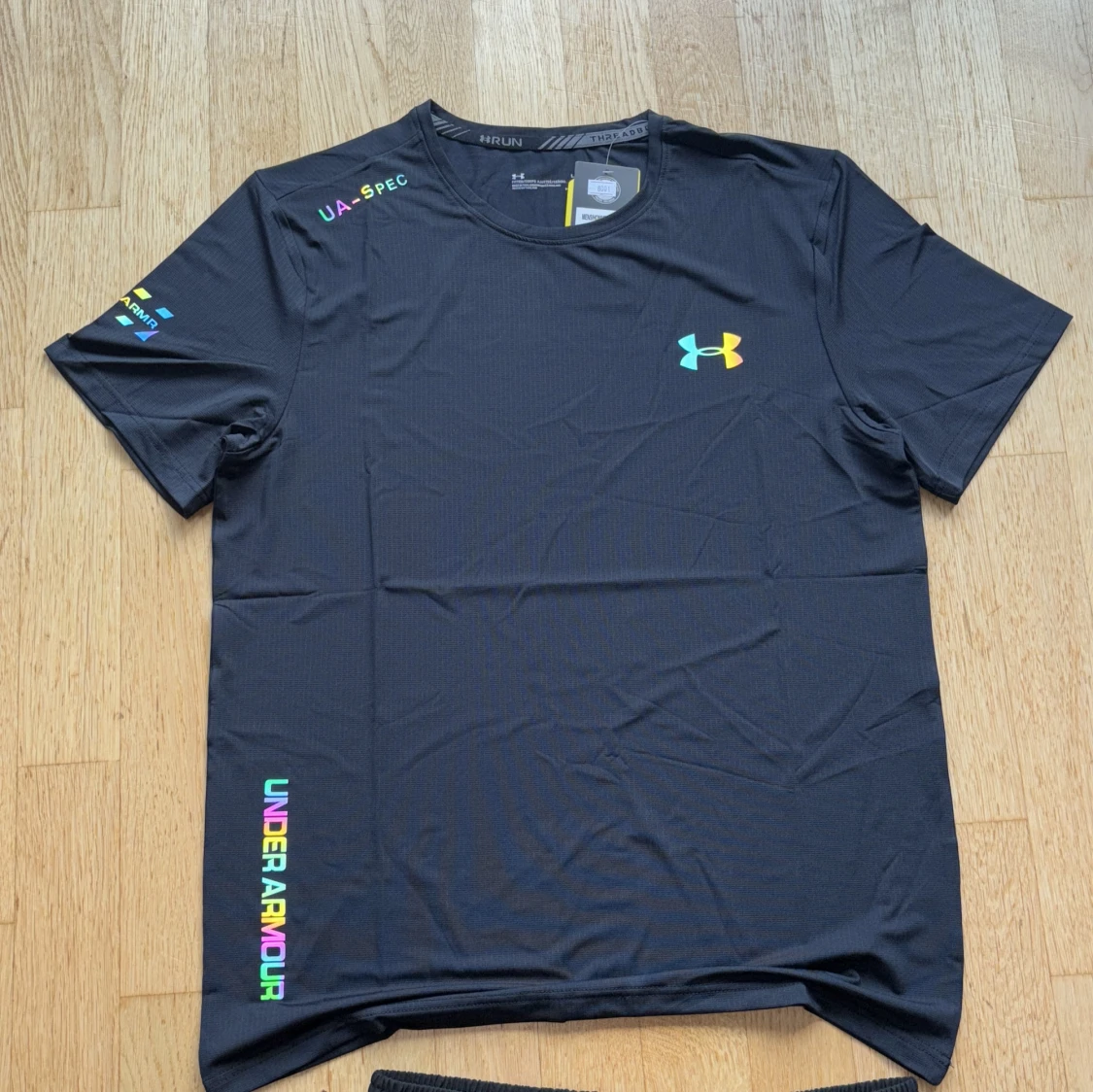 Svart Under Armour t-shirt med färgglada detaljer - 1