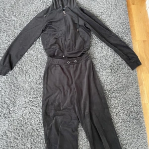 Svarta mjukisbyxor från Gina Tricot XS - Svarta mjukis sätt från Gina Tricot i storlek XS. Byxorna har resår i midjan med dragsko och är tillverkade i ett mjukt samma med jackan, skönt material. Perfekta för chill dagar eller när du vill vara bekväm men ändå se snygg ut.