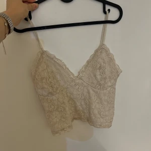 Beige spetslinnetopp från BikBok - Super söt!!