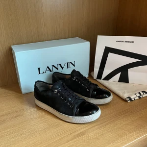  Lanvin - Tjenare, säljer ett par riktigt feta Lanvins, skicket är bra, skulle säga 8/10. Storlek : uk 8 - 43. Till skorna tillkommer Box, dustbag. Släng iväg ett dm för frågor! 🙌🍾