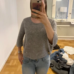 Stickad Trekvarts tröja grå - En stickad trekvarts ärm från JDY! Super fin och passar in till den kommande hösten! Passa på🤎🍁🍂🌝