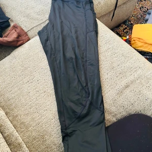 Svarta leggings från SHEIN, storlek L - Svarta leggings från SHEIN i storlek L med hög midja och praktiska sidfickor. Tillverkade i stretchigt material med 10% spandex för extra komfort. Perfekta för träning eller chill dagar. Snygg, enkel design som passar till allt.