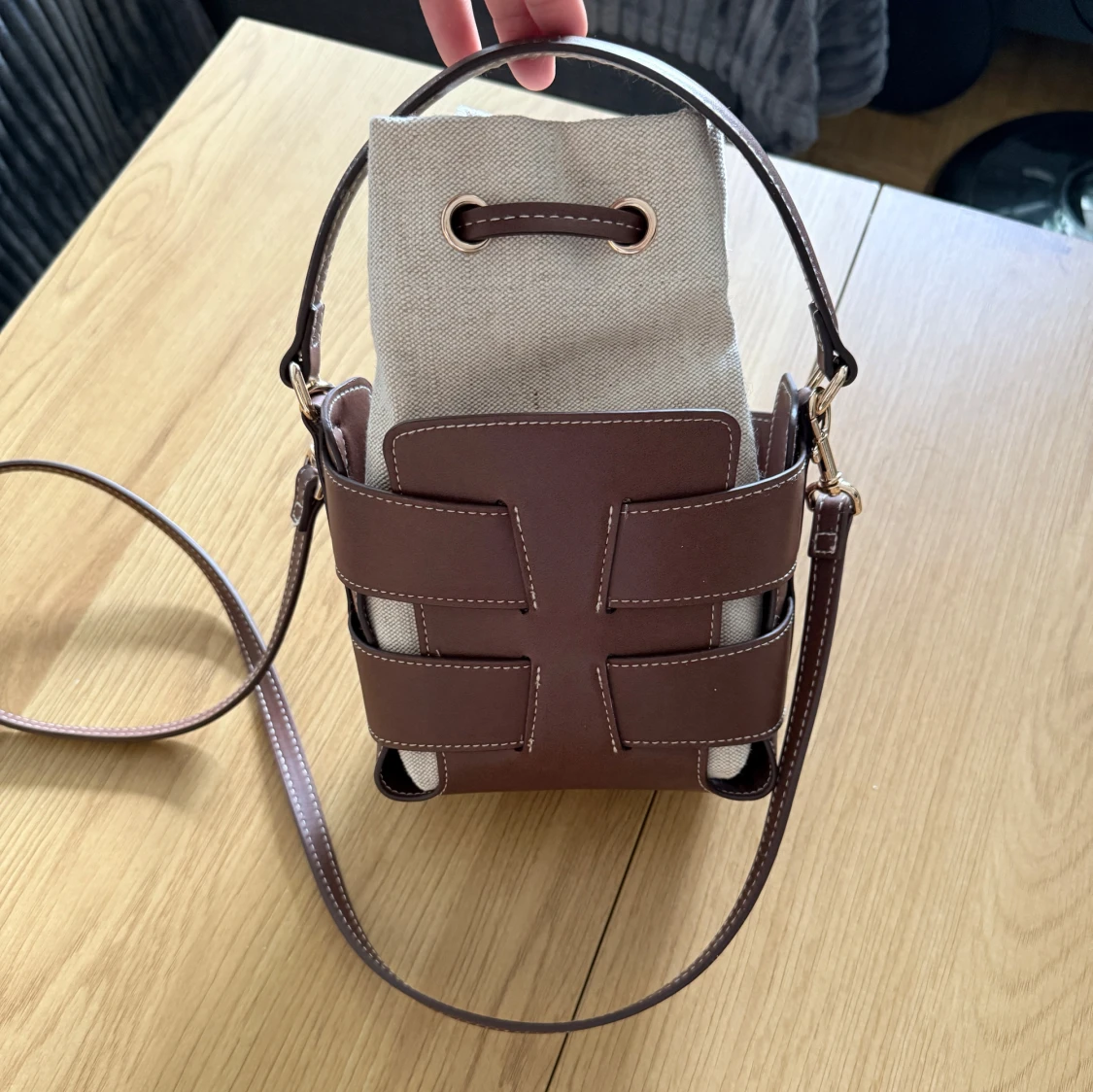 Brun och beige bucket bag med snörning - 1