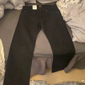 Svarta jeans från Lee helt nya - Svarta jeans feån Lee i helt nytt skick köpta  för 900 dem är i storlek 30/32 snygga jeans