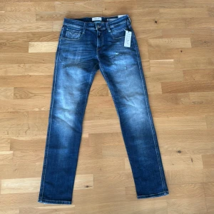 Replay Anbass Helt Nya - Säljer ett par helt sprillans nya Replay anbass storlek 30/32 köpta på Arlanda för 1899kr. Tyvärr växt ur dom innan jag ens han använda dom så säljer dom nu, med tags o allt kvar. En av de fetaste modellerna med lite slitningar. Perfekt nu till skolstart, buda på. Men skambud ignoreras. De är helt helt nya, inte begagnade från nån konstig ”leverantör” som andra. Direkt från butik! 