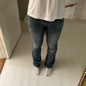 Blå bootcut jeans med låg midja - Säljer ett par snygga blå jeans med bootcut-modell och låg midja. Jeansen har klassisk femficksdesign, lätt ”urtvättad” färg och stängs med dubbla knappar och dragkedja. Perfekta för dig som gillar en tidlös och avslappnad stil. Pris kan diskuteras💕 Skickar inom 1-2 dagar☺️